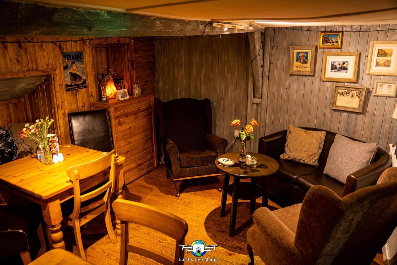 The Bear Inn Llandovery Exterior foto