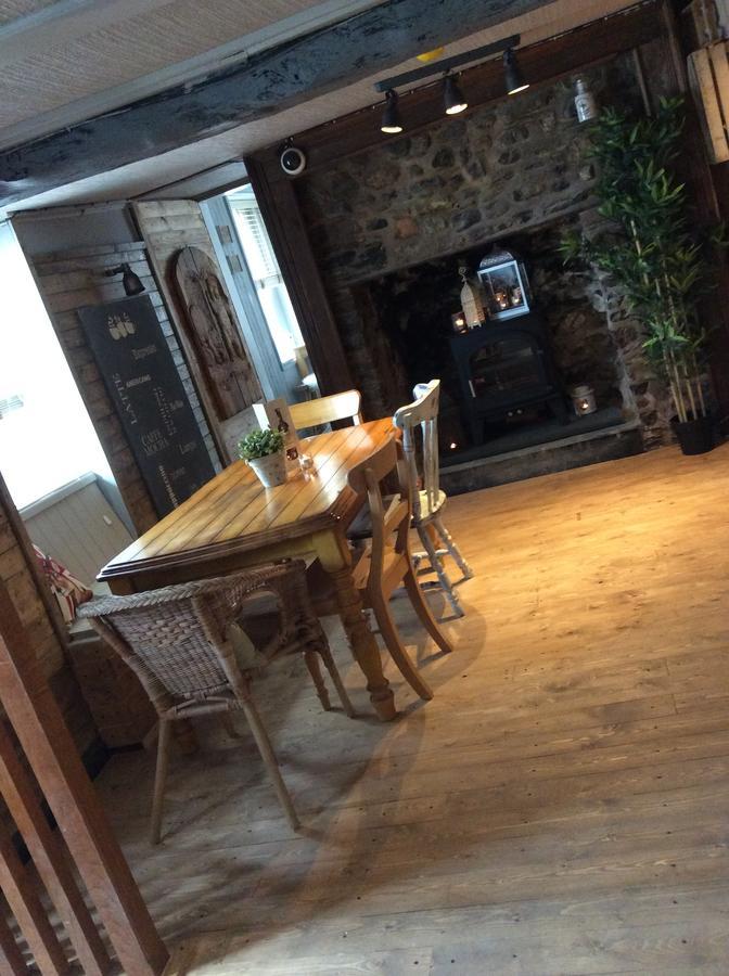 The Bear Inn Llandovery Exterior foto