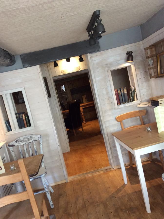 The Bear Inn Llandovery Exterior foto